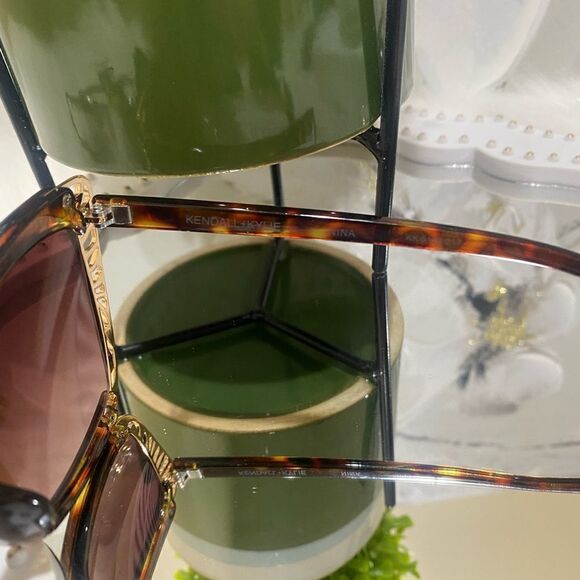 𝅺KENDALL & Kylie Butterfly Sunglasses - Picture 5 of 10